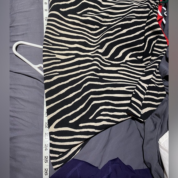 H&M zebra stripped dress size large. Never worn - Picture 2 of 5